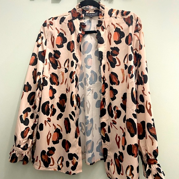 Chic long sleeve button-down shirt- New Without Tag - Picture 1 of 4